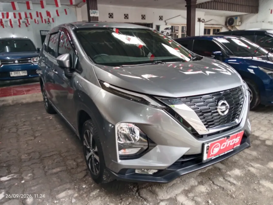 Foto Mobil Bekas Kanan Depan Nissan Livina 1.5 VE tahun 2019