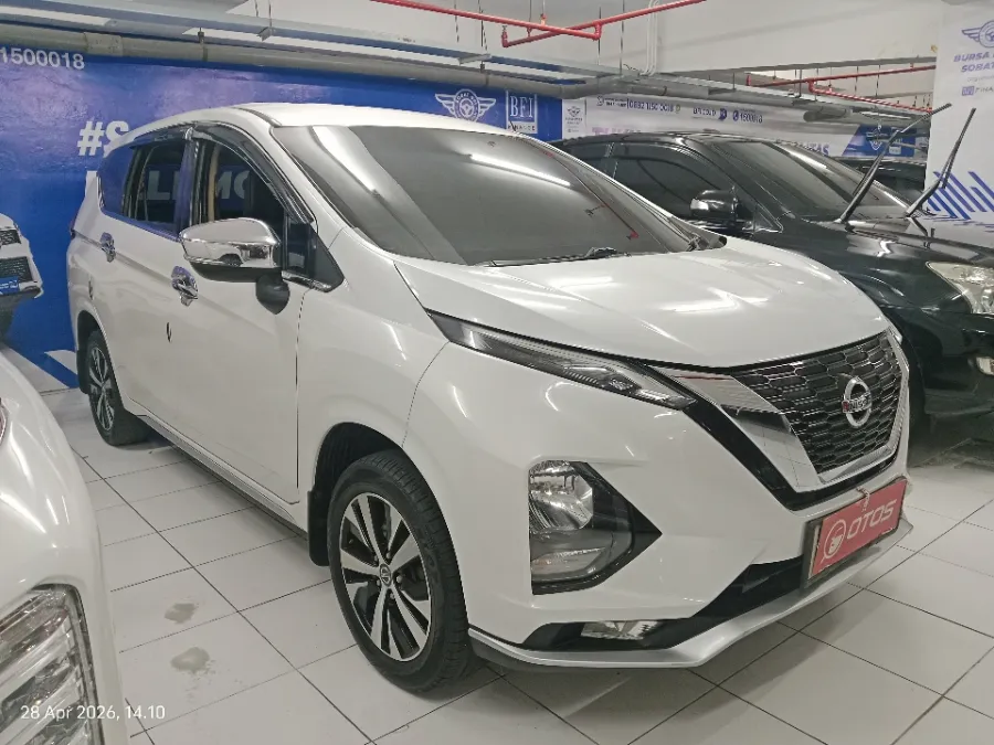 Foto Mobil Bekas Kanan Depan Nissan Livina 1.5 VL tahun 2019
