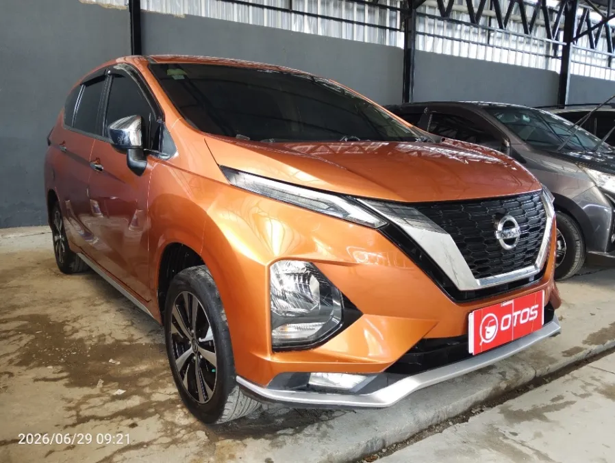 Foto Mobil Bekas Kanan Depan Nissan Livina 1.5 VL tahun 2019