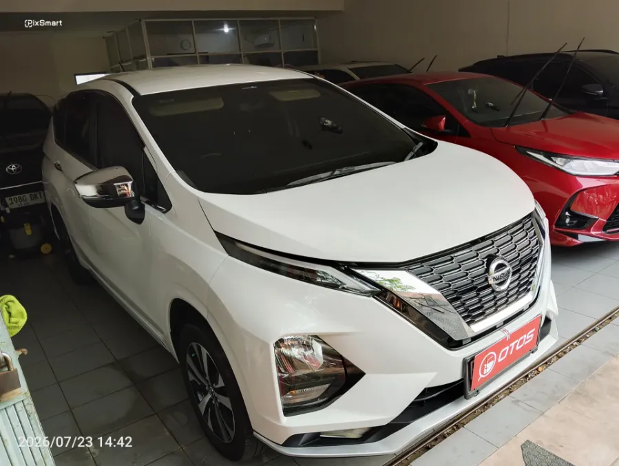Foto Mobil Bekas Kanan Depan Nissan Livina 1.5 VL tahun 2021