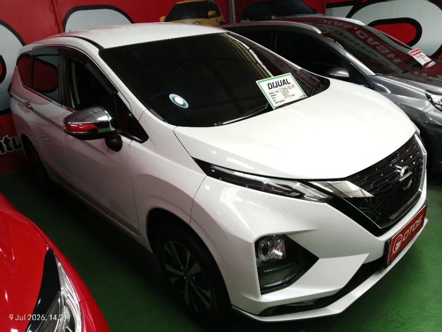 Foto Mobil Bekas Kanan Depan Nissan Livina 1.5 VL tahun 2022
