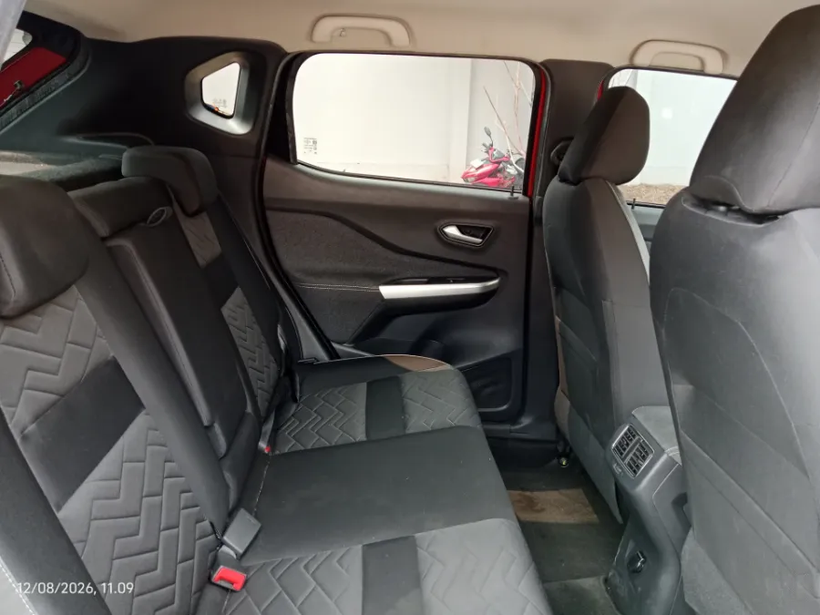 Foto Mobil Bekas Kabin Belakang Nissan Magnite 1.0 Turbo tahun 2023