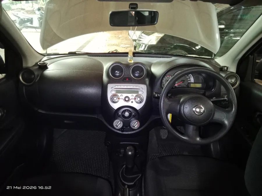 Foto Mobil Bekas Dashboard Nissan March 1.2 tahun 2012