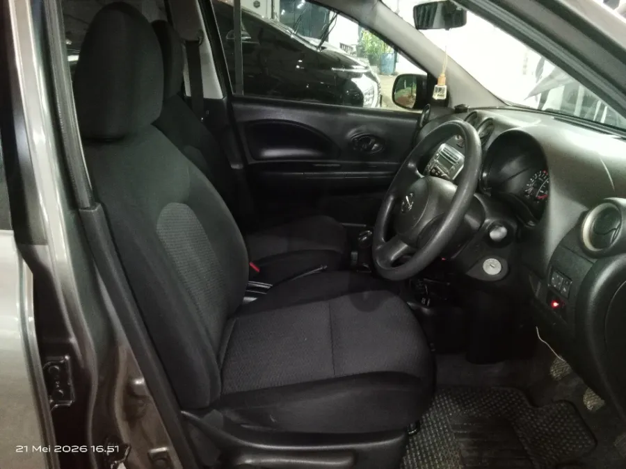 Foto Mobil Bekas Kabin Depan Nissan March 1.2 tahun 2012