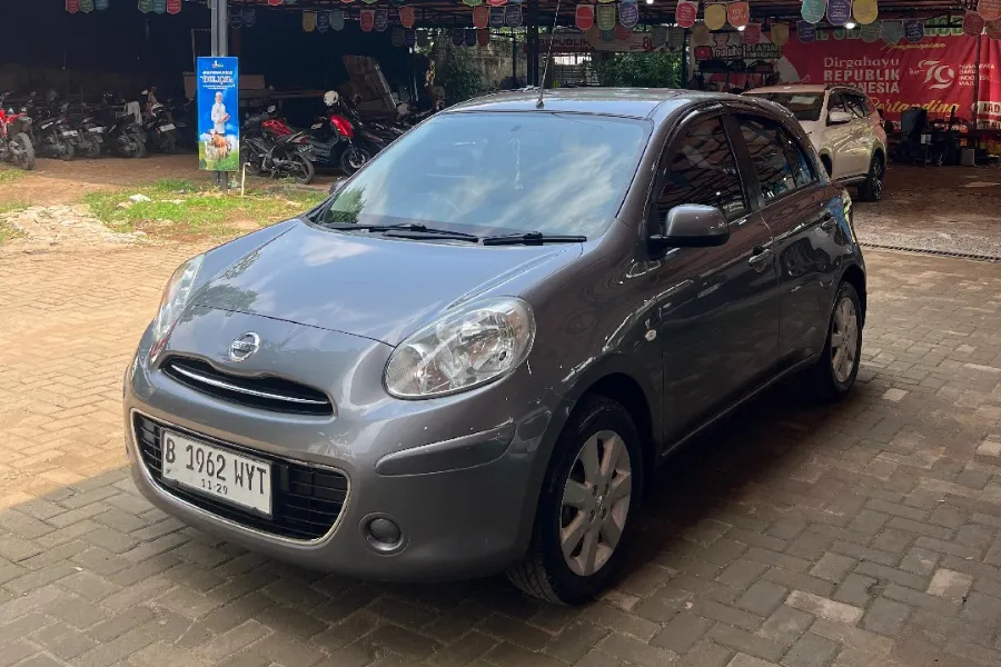 Foto Mobil Bekas Kanan Depan Nissan March 1.2 tahun 2012