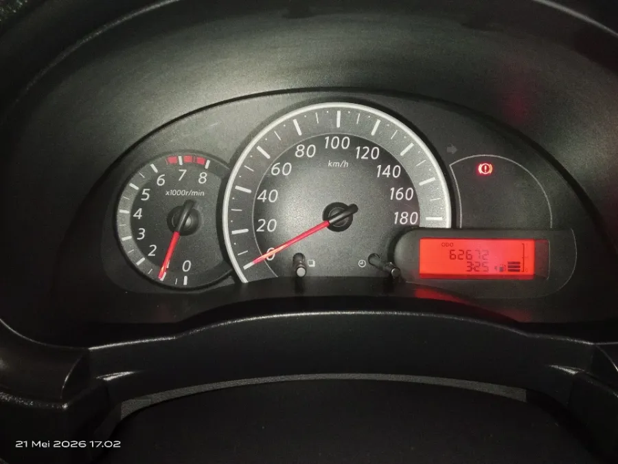 Foto Mobil Bekas Odometer Nissan March 1.2 tahun 2012