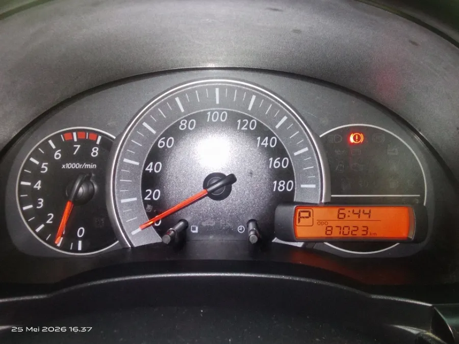 Foto Mobil Bekas Odometer Nissan March 1.2 tahun 2016