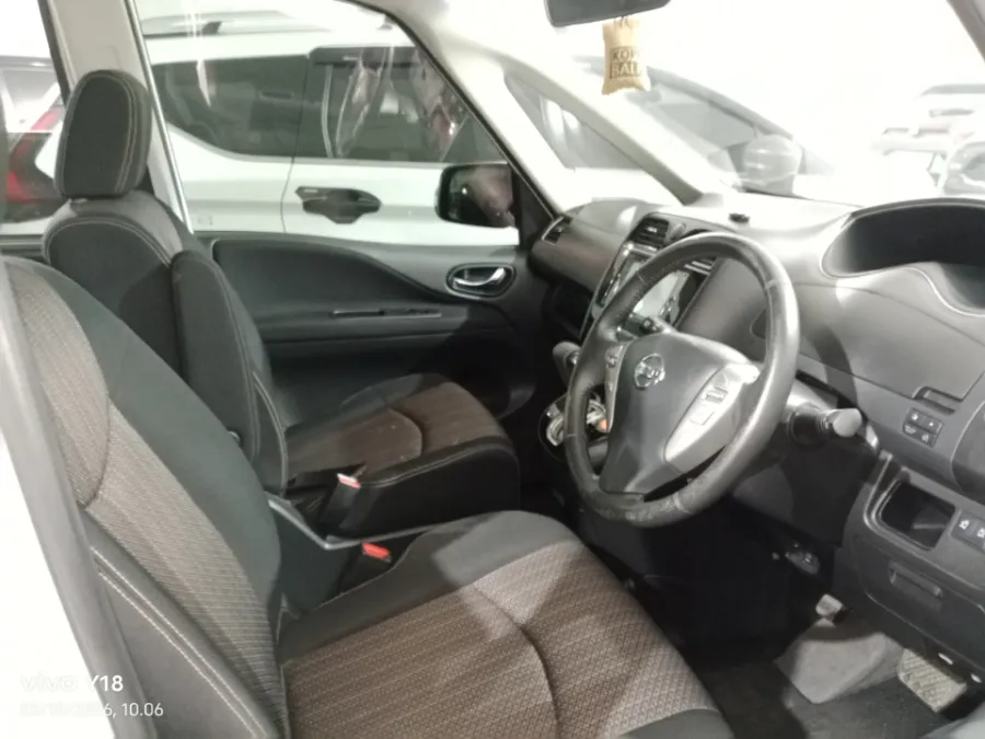 Foto Mobil Bekas Kabin Depan Nissan Serena 1.5 tahun 2017
