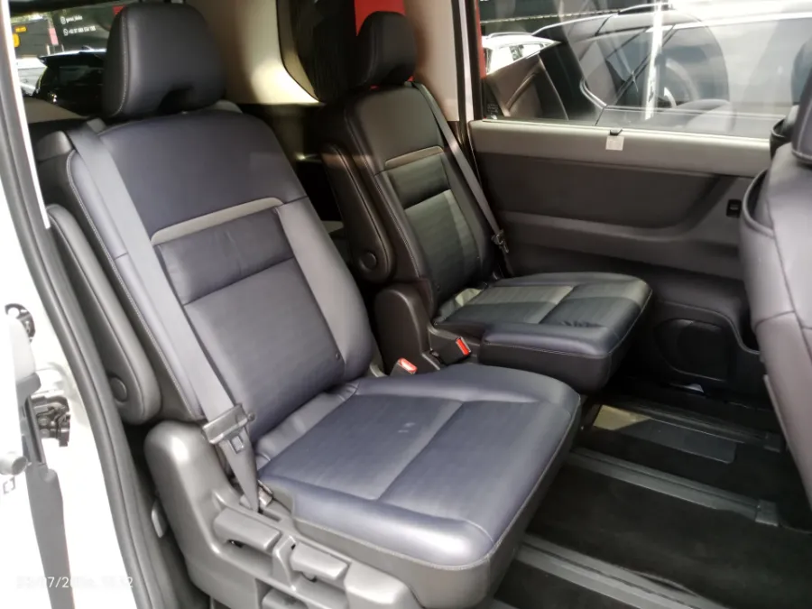 Foto Mobil Bekas Kabin Belakang Nissan Serena 1.5 e-Power Highway Star tahun 2024