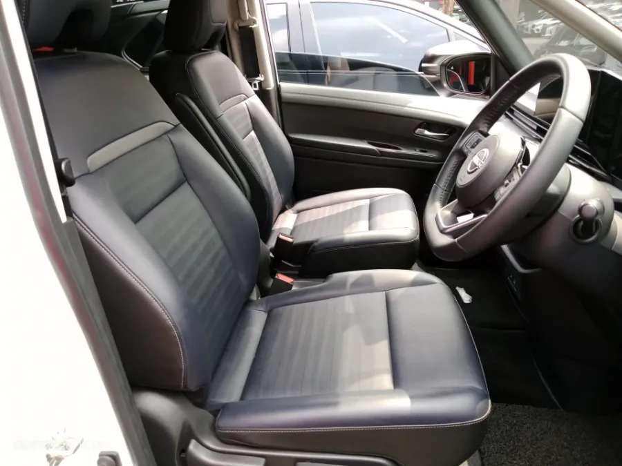 Foto Mobil Bekas Kabin Depan Nissan Serena 1.5 e-Power Highway Star tahun 2024