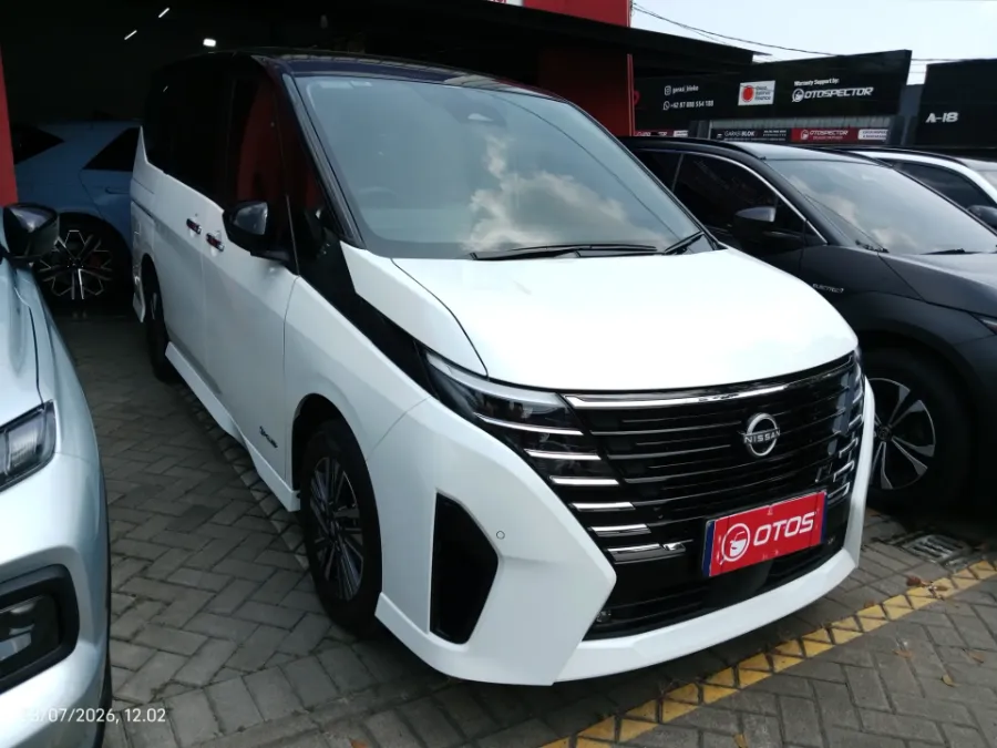 Foto Mobil Bekas Kanan Depan Nissan Serena 1.5 e-Power Highway Star tahun 2024