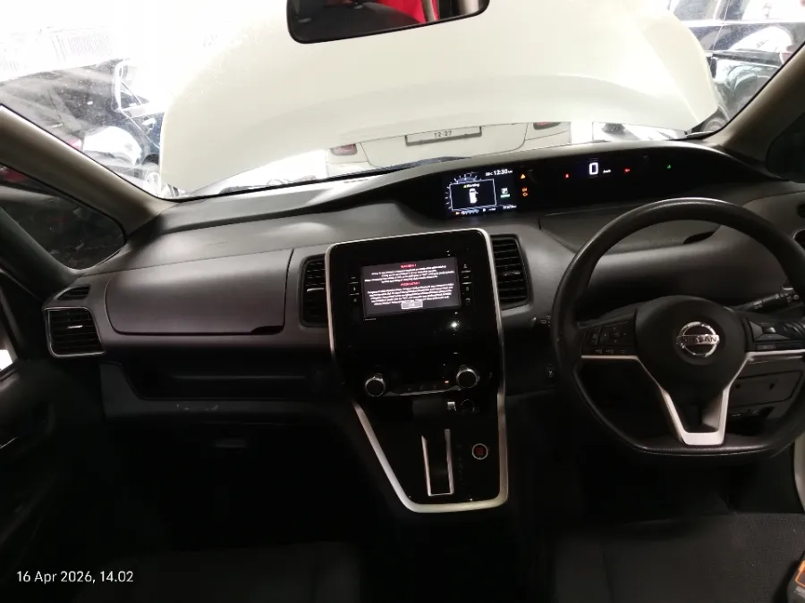 Foto Mobil Bekas Dashboard Nissan Serena 2.0 tahun 2018