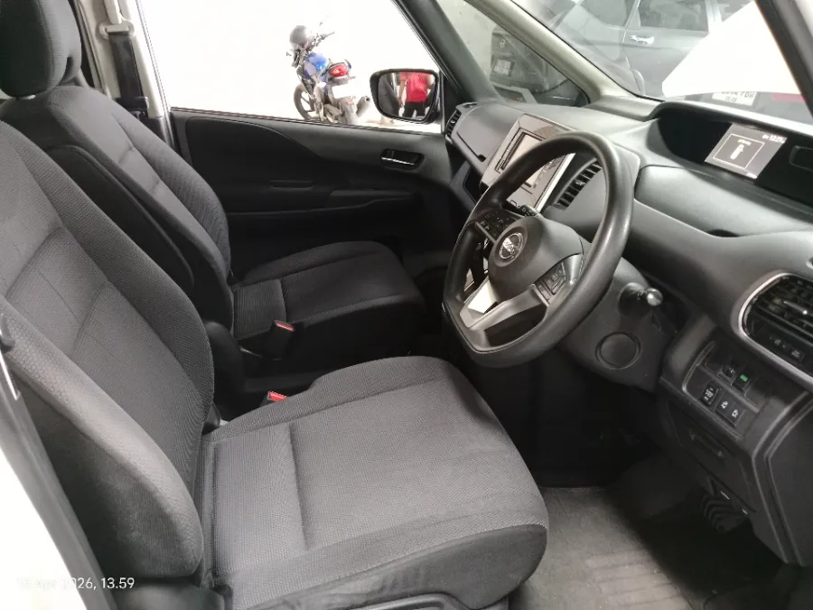 Foto Mobil Bekas Kabin Depan Nissan Serena 2.0 tahun 2018