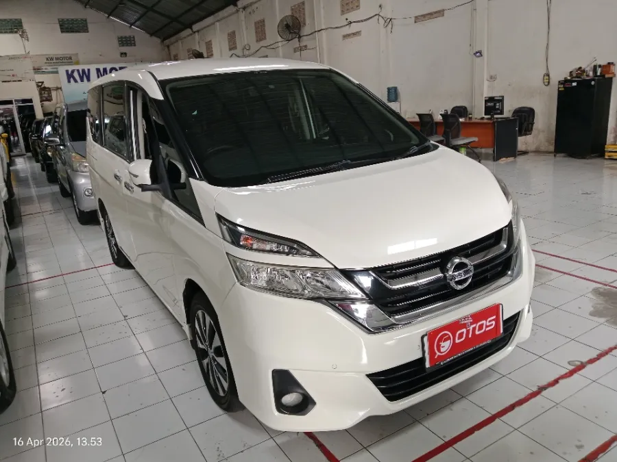 Foto Mobil Bekas Kanan Depan Nissan Serena 2.0 tahun 2018
