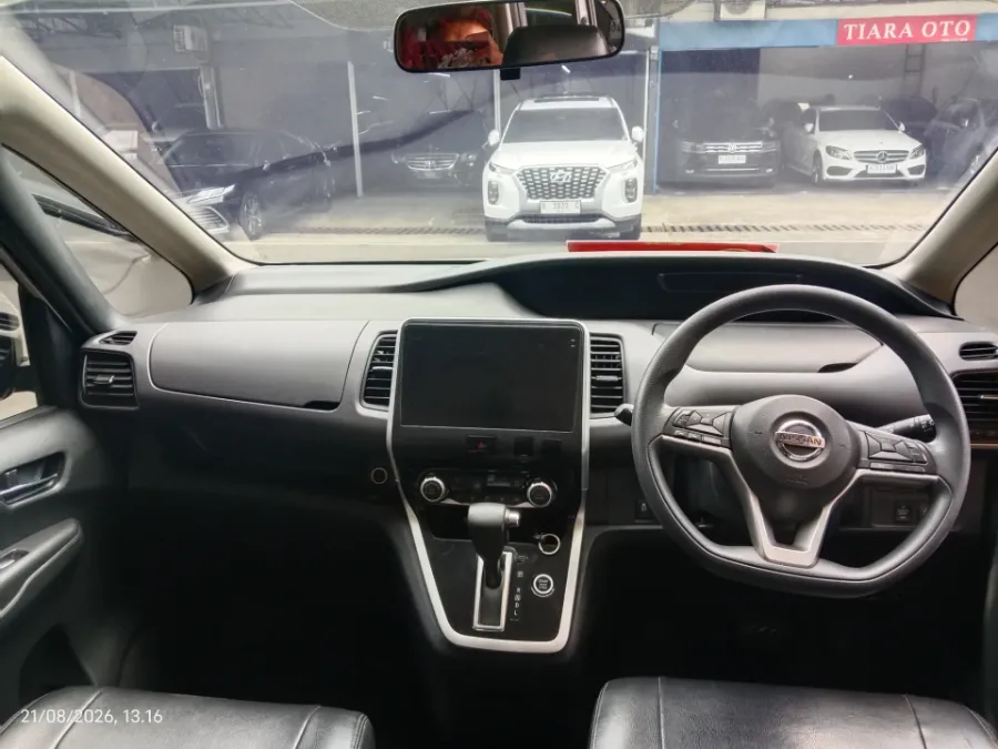 Foto Mobil Bekas Dashboard Nissan Serena 2.0 tahun 2019