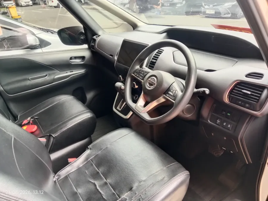 Foto Mobil Bekas Kabin Depan Nissan Serena 2.0 tahun 2019