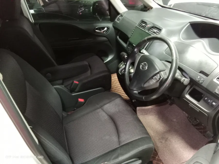Foto Mobil Bekas Kabin Depan Nissan Serena 2.0 Highway Star tahun 2013