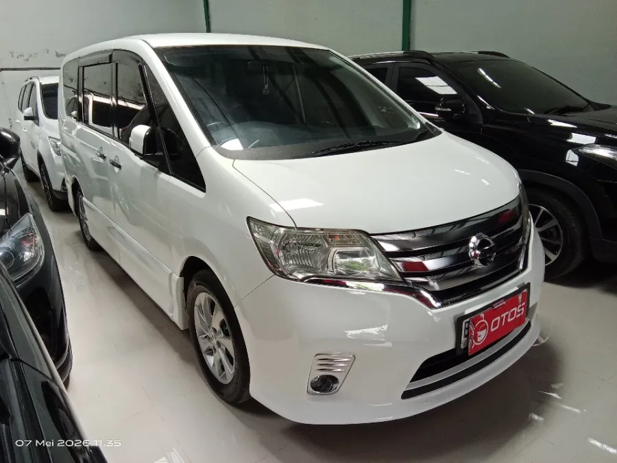 Foto Mobil Bekas Kanan Depan Nissan Serena 2.0 Highway Star tahun 2013