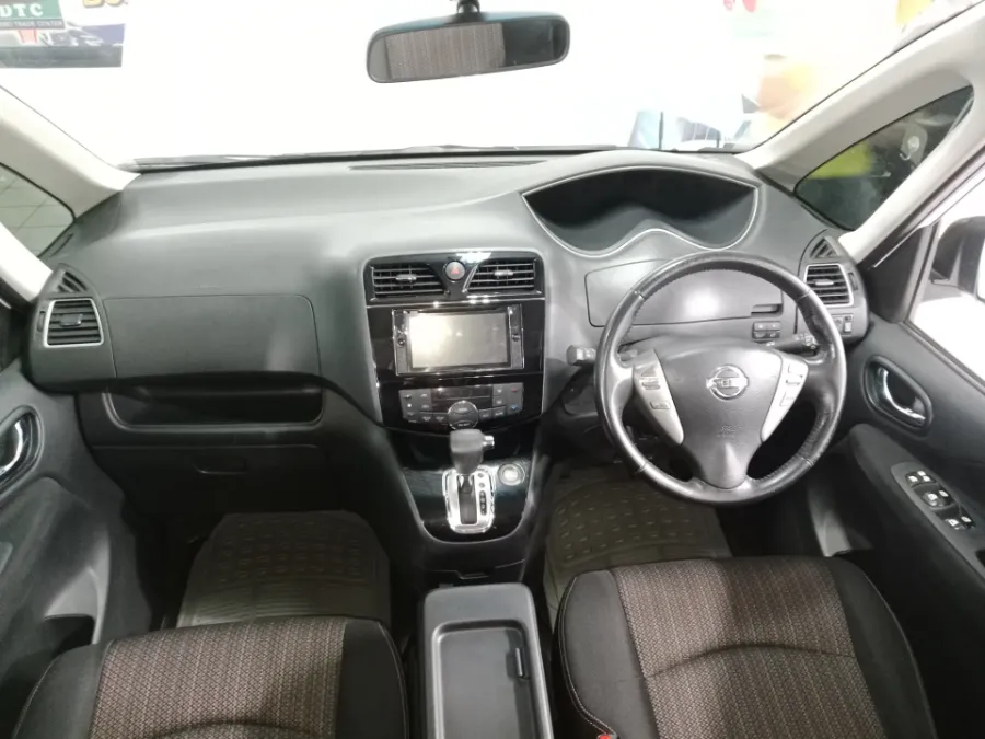 Foto Mobil Bekas Dashboard Nissan Serena 2.0 Highway Star tahun 2016