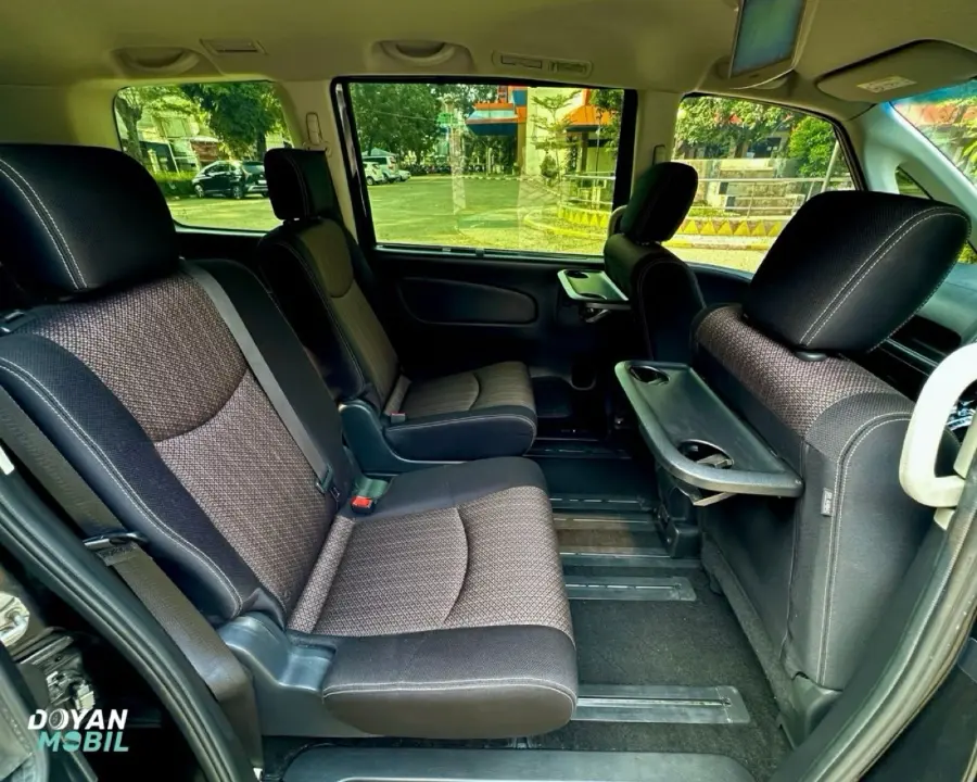 Foto Mobil Bekas Kabin Belakang Nissan Serena 2.0 Highway Star tahun 2016