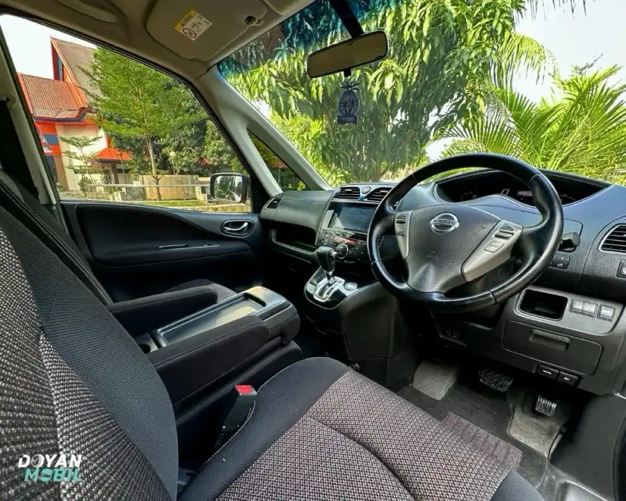 Foto Mobil Bekas Kabin Depan Nissan Serena 2.0 Highway Star tahun 2016