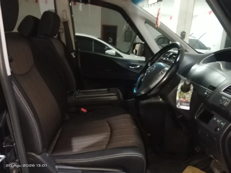Foto Mobil Bekas Kabin Depan Nissan Serena 2.0 Highway Star tahun 2016