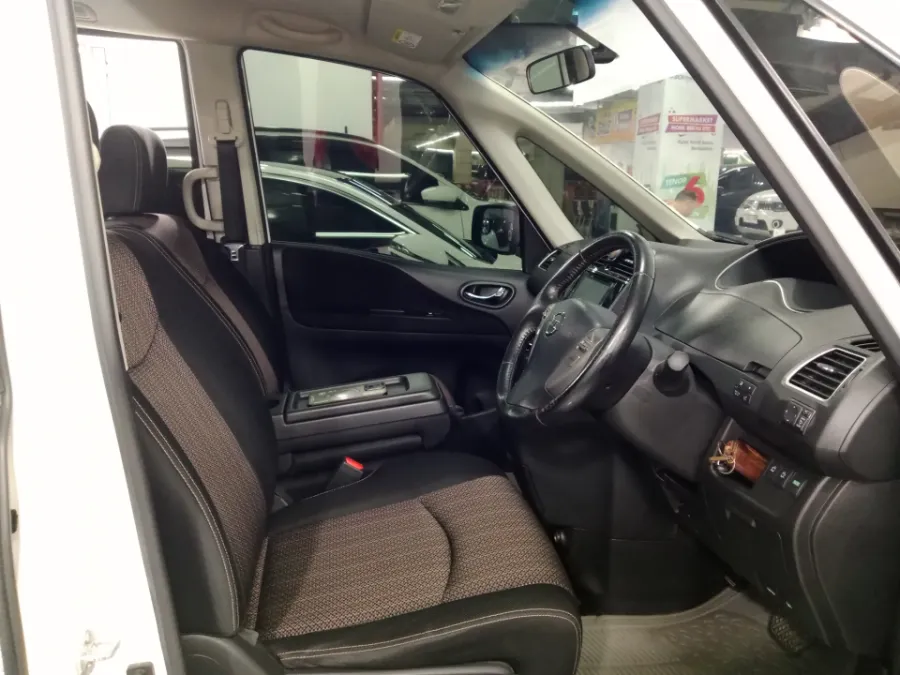 Foto Mobil Bekas Kabin Depan Nissan Serena 2.0 Highway Star tahun 2016