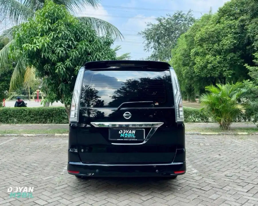 Foto Mobil Bekas Tampak Belakang Nissan Serena 2.0 Highway Star tahun 2016