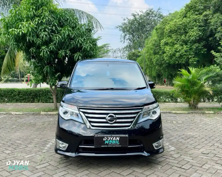Foto Mobil Bekas Tampak Depan Nissan Serena 2.0 Highway Star tahun 2016