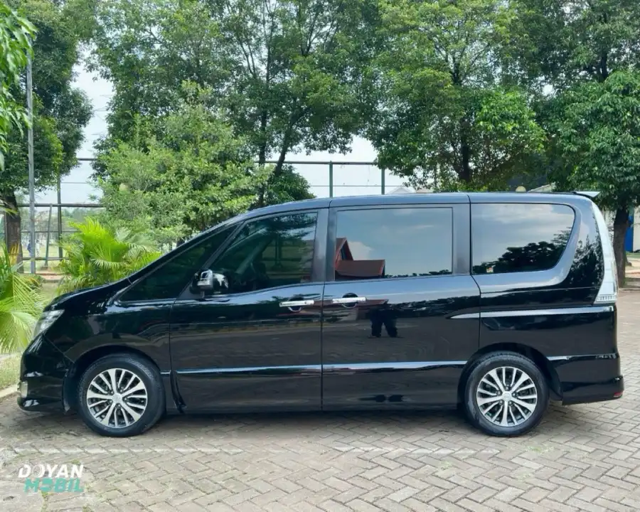 Foto Mobil Bekas Tampak Samping Nissan Serena 2.0 Highway Star tahun 2016