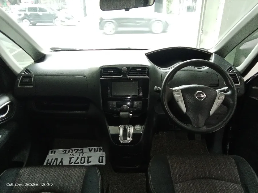 Foto Mobil Bekas Dashboard Nissan Serena 2.0 Highway Star tahun 2017