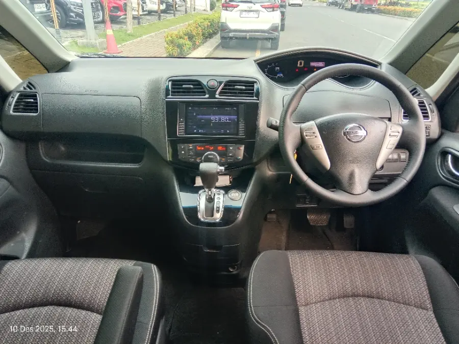 Foto Mobil Bekas Dashboard Nissan Serena 2.0 Highway Star tahun 2017