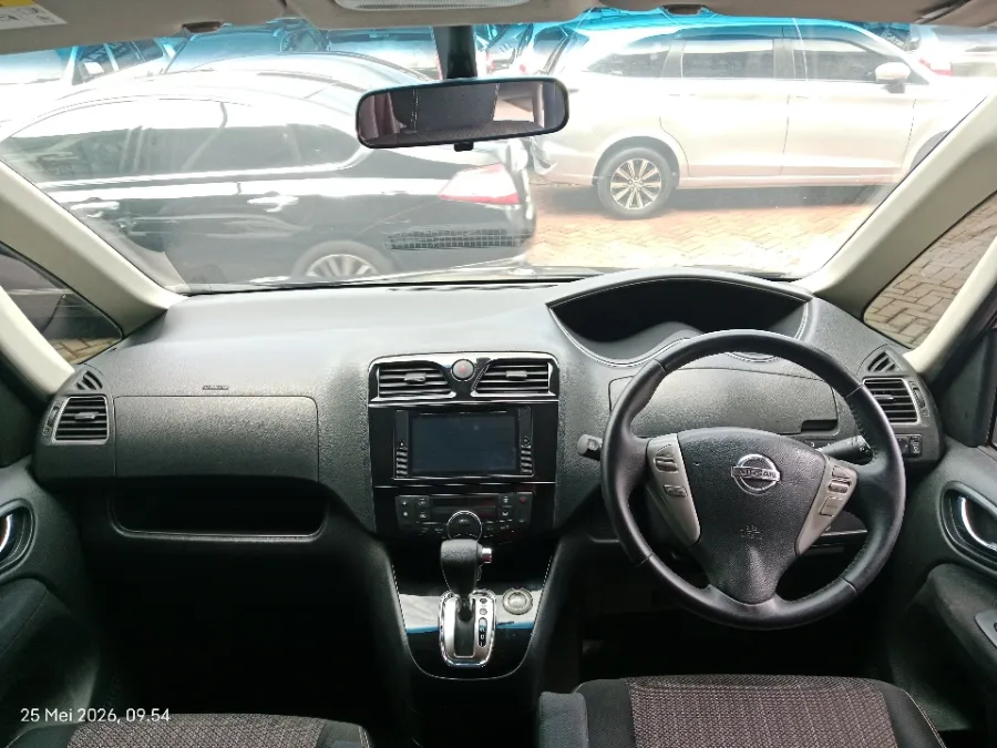 Foto Mobil Bekas Dashboard Nissan Serena 2.0 Highway Star tahun 2017