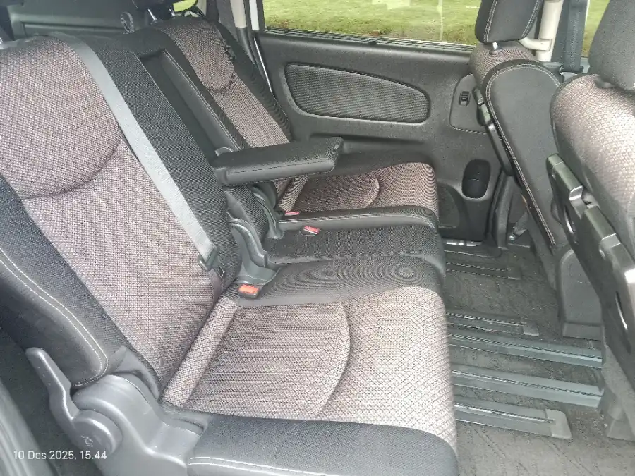 Foto Mobil Bekas Kabin Belakang Nissan Serena 2.0 Highway Star tahun 2017
