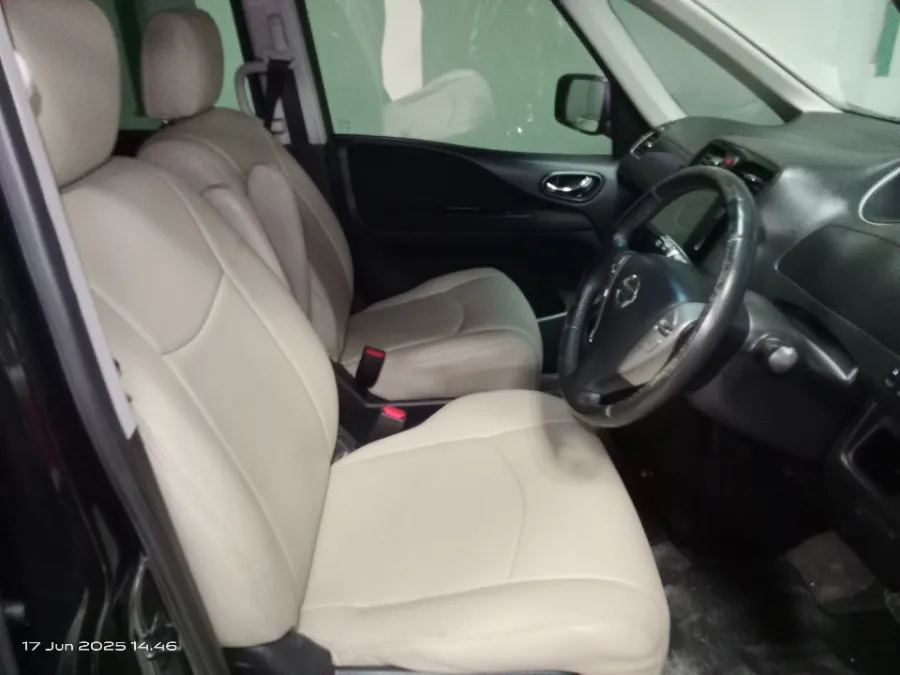 Foto Mobil Bekas Kabin Depan Nissan Serena 2.0 Highway Star tahun 2017