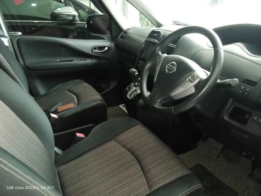 Foto Mobil Bekas Kabin Depan Nissan Serena 2.0 Highway Star tahun 2017
