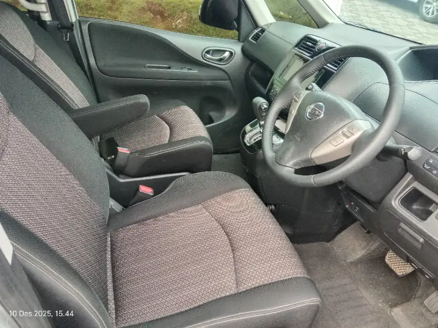 Foto Mobil Bekas Kabin Depan Nissan Serena 2.0 Highway Star tahun 2017