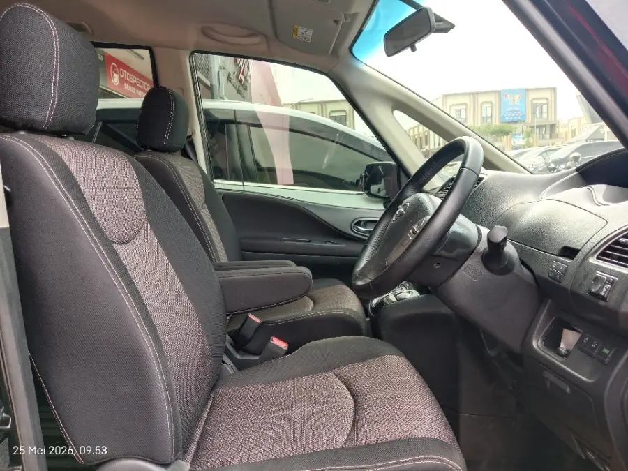 Foto Mobil Bekas Kabin Depan Nissan Serena 2.0 Highway Star tahun 2017