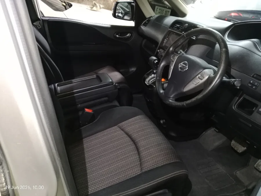 Foto Mobil Bekas Kabin Depan Nissan Serena 2.0 Highway Star tahun 2017