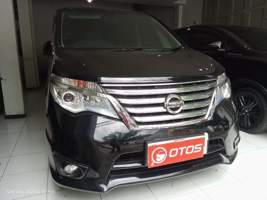 Foto Mobil Bekas Kanan Depan Nissan Serena 2.0 Highway Star tahun 2017