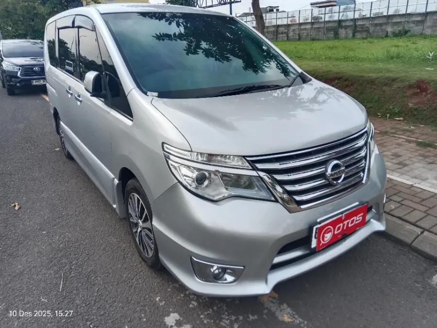 Foto Mobil Bekas Kanan Depan Nissan Serena 2.0 Highway Star tahun 2017