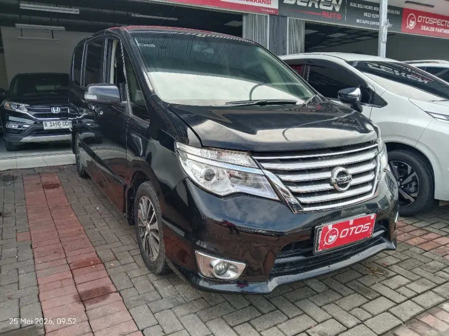 Foto Mobil Bekas Kanan Depan Nissan Serena 2.0 Highway Star tahun 2017