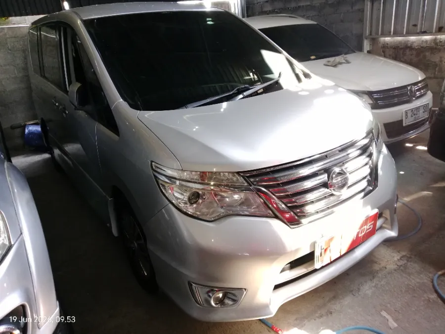 Foto Mobil Bekas Kanan Depan Nissan Serena 2.0 Highway Star tahun 2017
