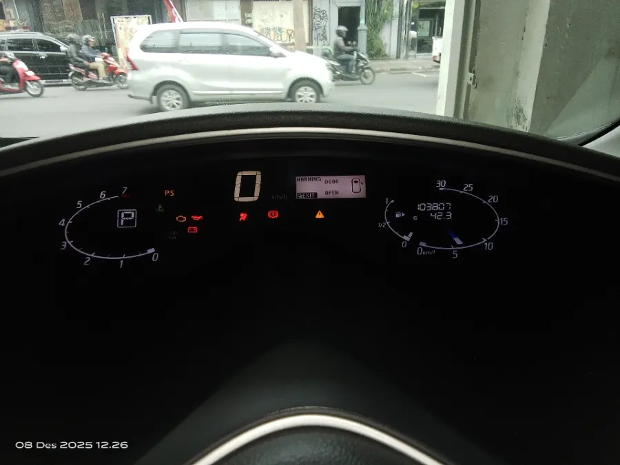 Foto Mobil Bekas Odometer Nissan Serena 2.0 Highway Star tahun 2017