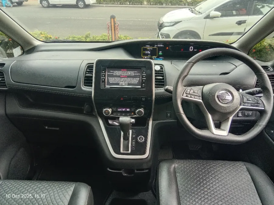 Foto Mobil Bekas Dashboard Nissan Serena 2.0 Highway Star tahun 2019
