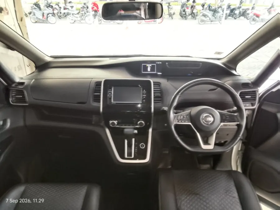 Foto Mobil Bekas Dashboard Nissan Serena 2.0 Highway Star tahun 2019