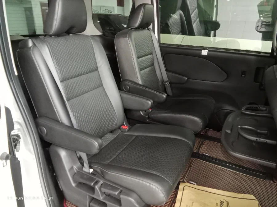 Foto Mobil Bekas Kabin Belakang Nissan Serena 2.0 Highway Star tahun 2019