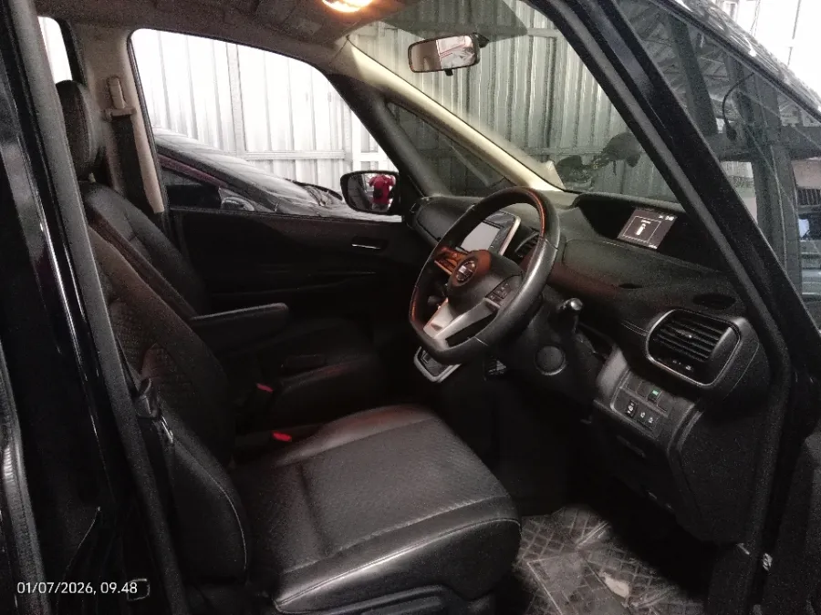 Foto Mobil Bekas Kabin Depan Nissan Serena 2.0 Highway Star tahun 2019