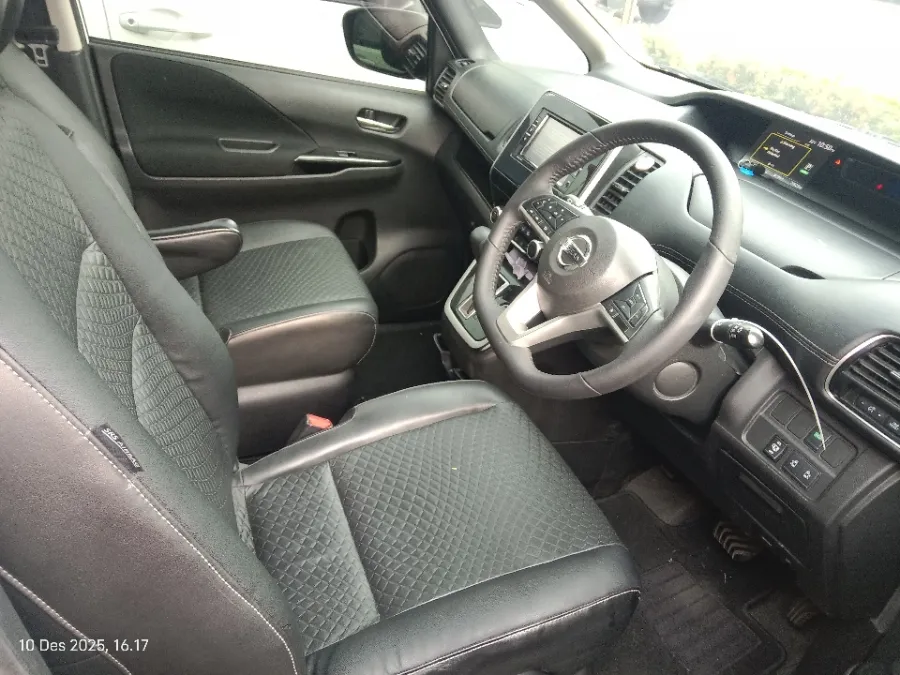 Foto Mobil Bekas Kabin Depan Nissan Serena 2.0 Highway Star tahun 2019