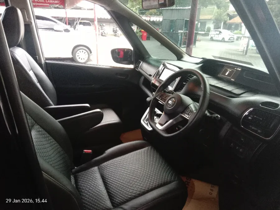 Foto Mobil Bekas Kabin Depan Nissan Serena 2.0 Highway Star tahun 2019